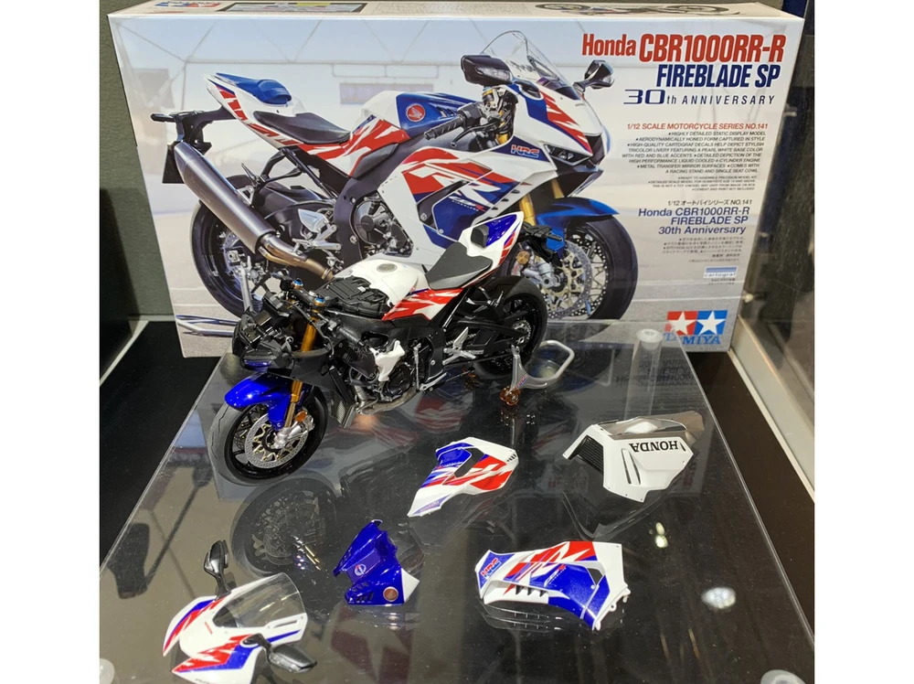 Tamiya Honda CBR1000RR-R Fireblade SP 30-mečio 1/12 surinkimo rinkinys (14141)