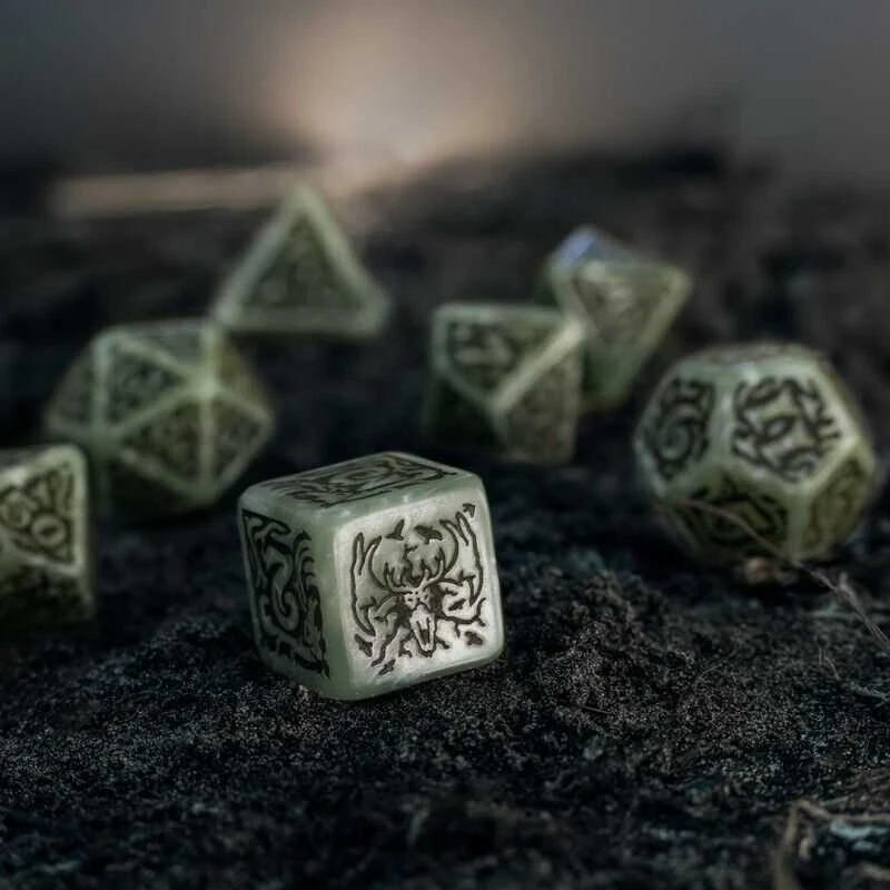 Dėlionė Q-workshop The Witcher Leshen - The Totem Builder Kauliukų Rinkinys