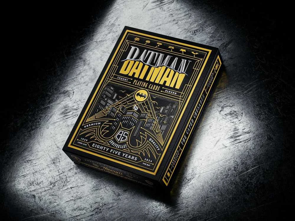 Theory 11 Kortų Žaidimas - Batman 85-ojo Jubiliejaus Kaladė 52 Kortos + 2 Džokeriai Juoda/Geltona/Sidabrinė
