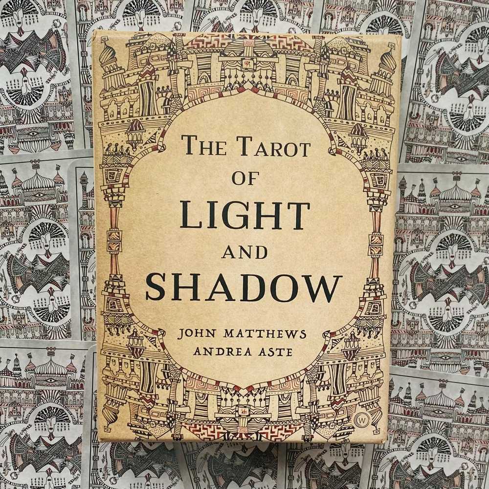 Taro Kortos Tarot Of Light And Shadow Watkins Publishing