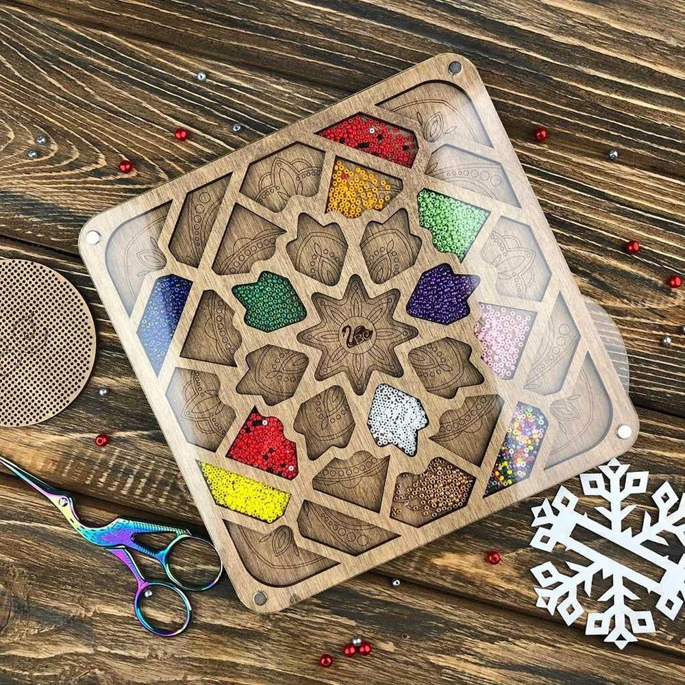 Wonderland Crafts Karoliukų organizatorius su skaidriu dangteliu, 19×19 cm, su magnetu