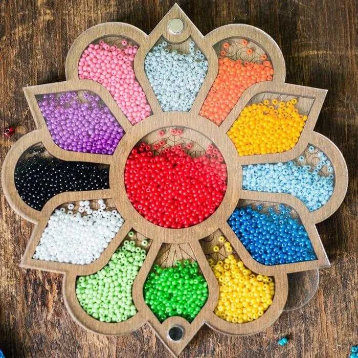 Wonderland Crafts Karoliukų organizatorius su permatomu dangteliu, magnetu, 14×14.5 cm