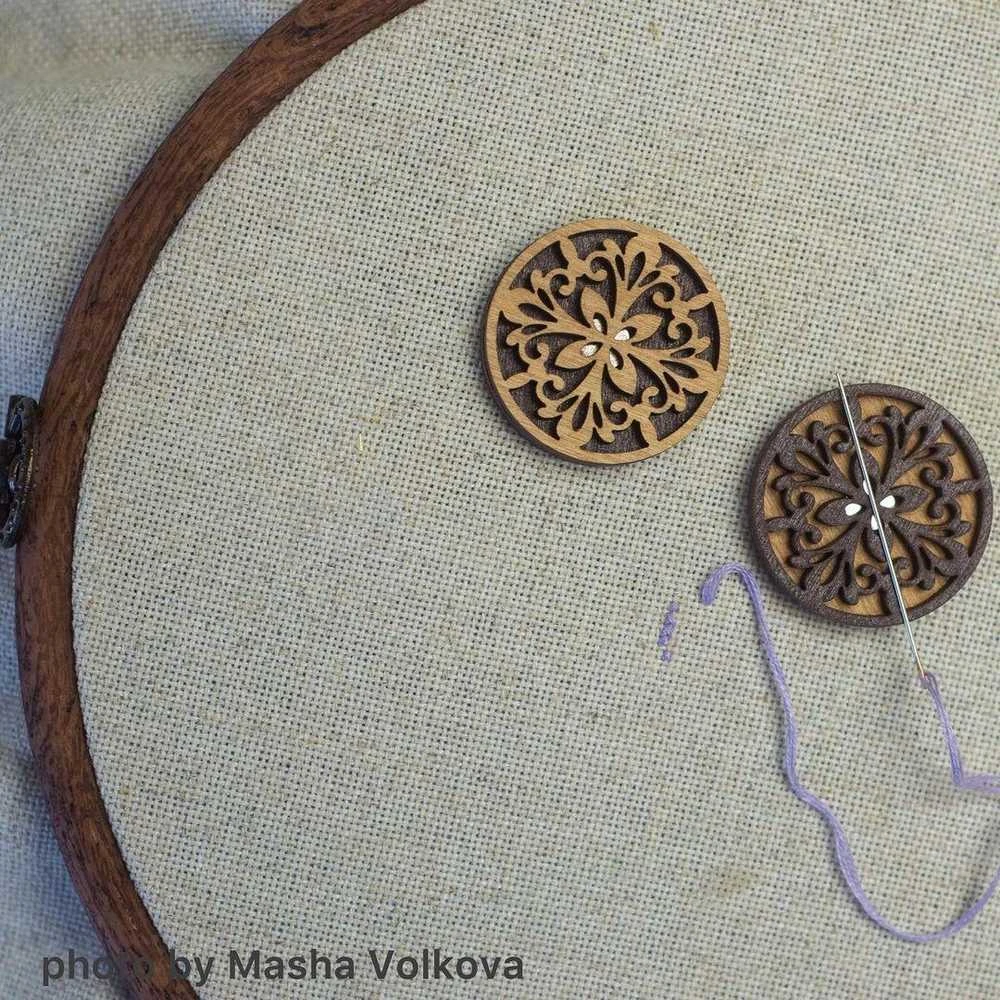 Wonderland Crafts Magnetinis dvipusis adatų laikiklis siuvinėjimui - neodimio magnetai, 3.5 cm