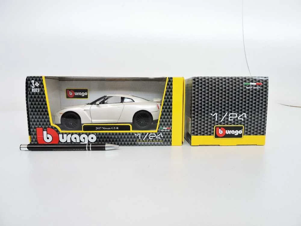 Bburago Nissan GT-R 1:24 baltas
