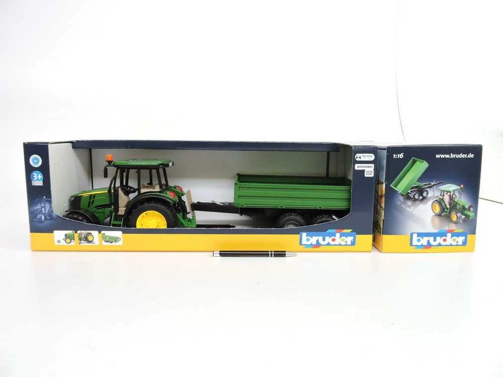 BRUDER John Deere 5115 M su priekaba 02108