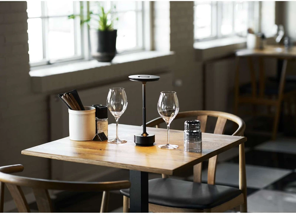 House Stalo lampa, Lyneham LED, Juoda