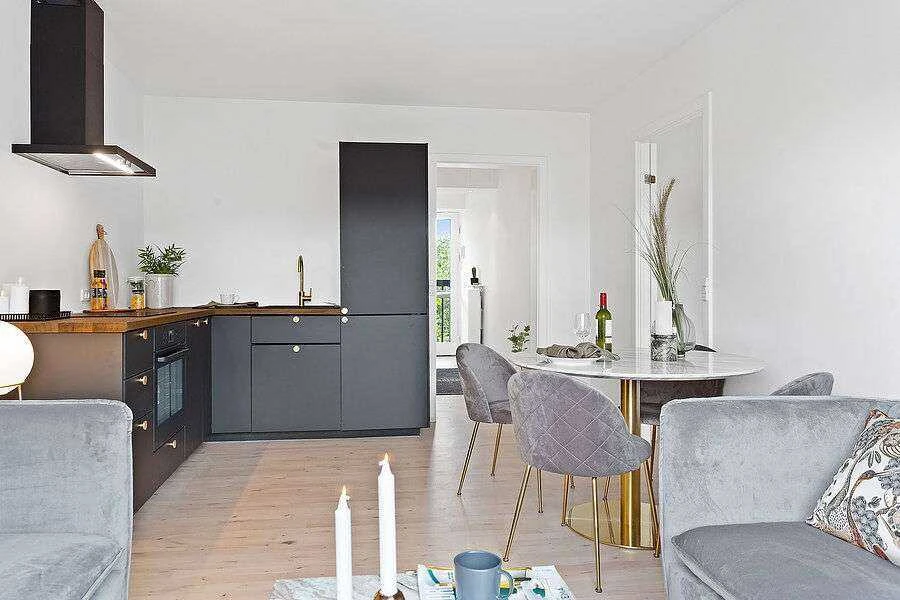 House Valgomojo stalas, Bolzano, balta / žalvarinė