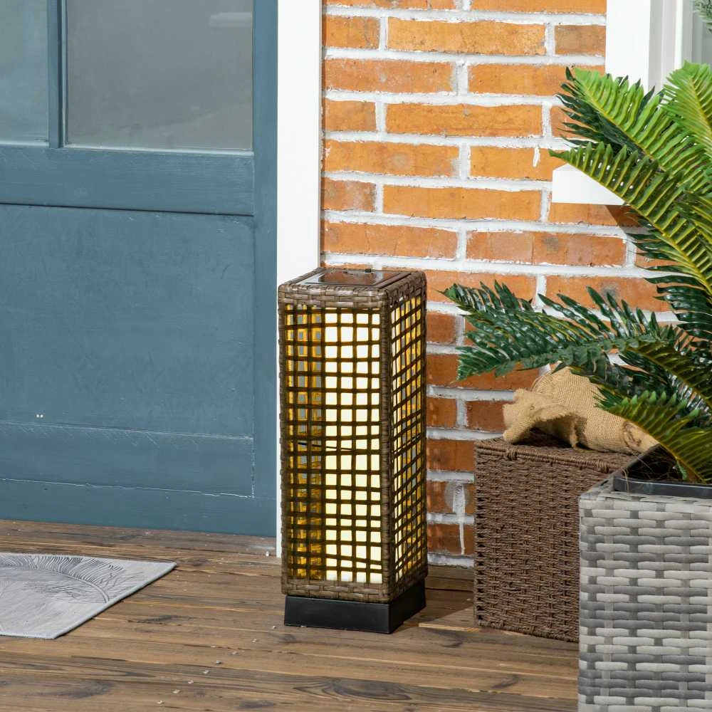 „Outsunny“ saulės energija maitinamas šviestuvas, „Rattan“ dizainas, vandeniui atsparus, su šviesos jutikliu, LED lauko šviestuvas, 15,5 x 15,5 x 46 cm
