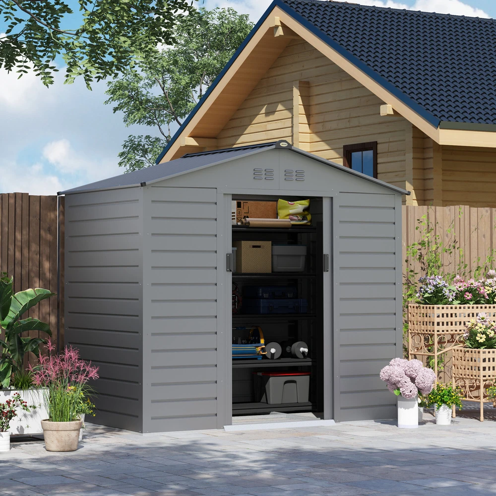 Outsunny cinkuoto plieno sodo namelis 2,43 m², 213x131x192 cm, su dvišlaičiu stogu, rakinamomis stumdomomis durimis, atsparus oro sąlygoms, pilkas