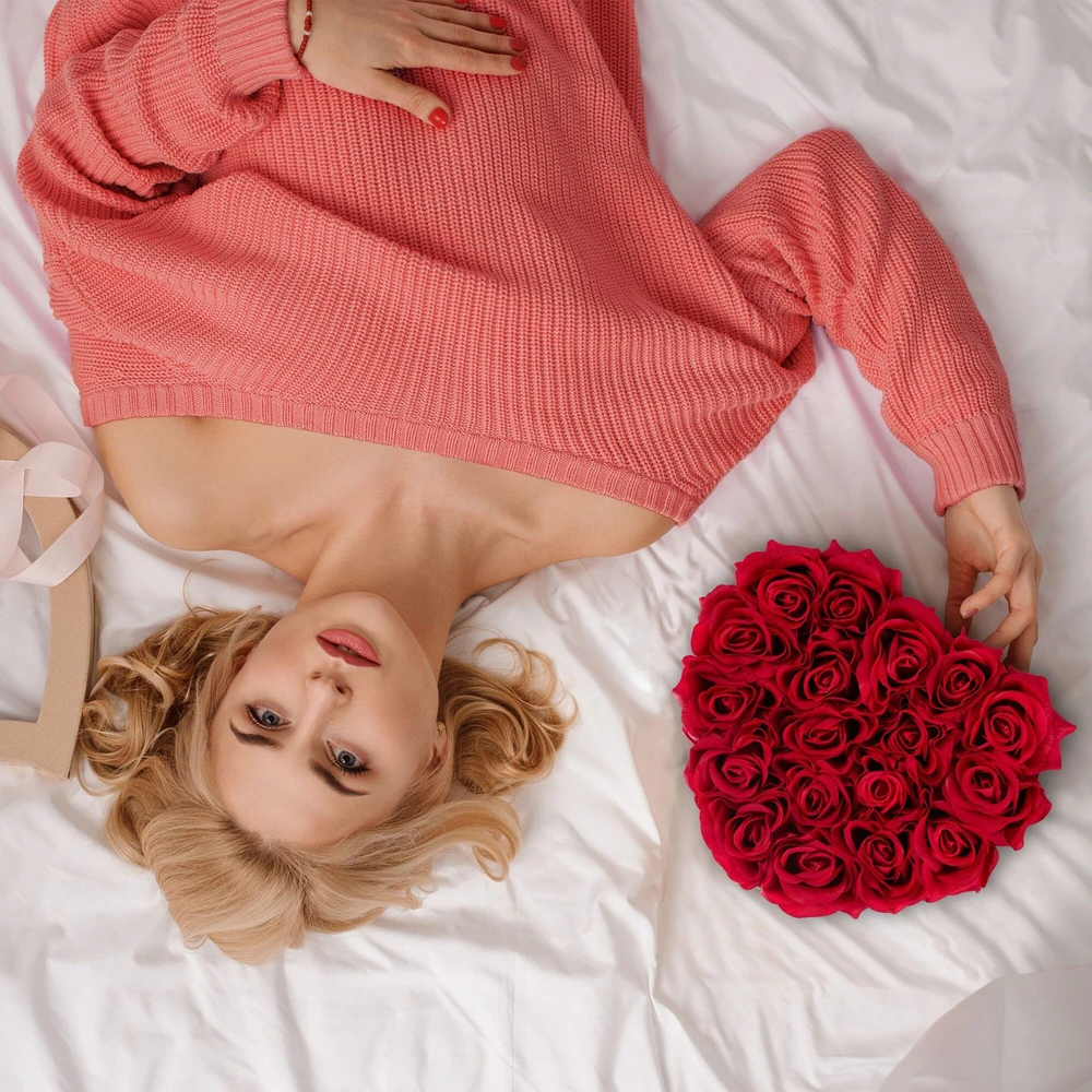 Relaxdays Juoda širdies formos dėžutė su 18 dirbtinių rožių