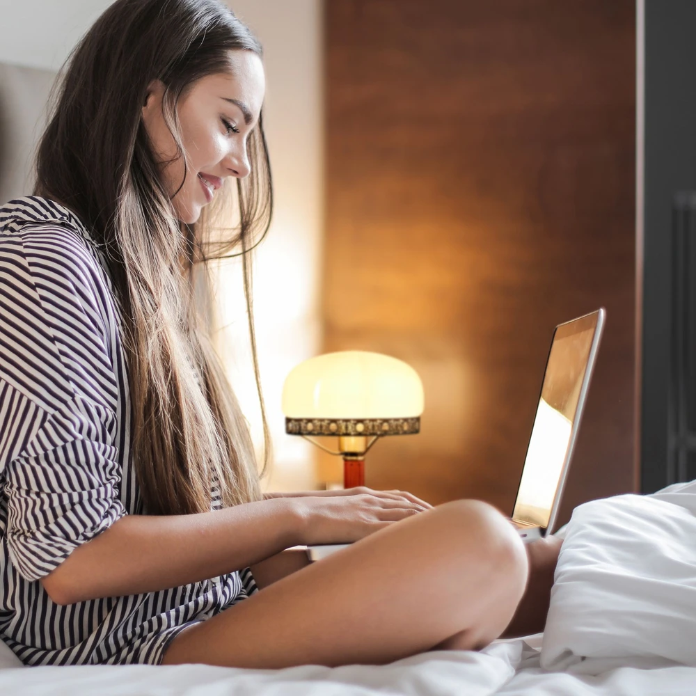 Relaxdays Smėlio spalvos antikinio dizaino stalinė lempa, darbo stalo lempa, skaitymo šviesa prie lovos + tikra mediena