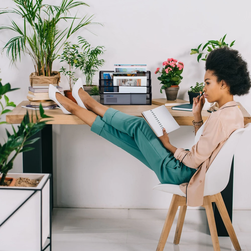 Relaxdays Pastatomas žurnalų laikiklis su 4 skyriais