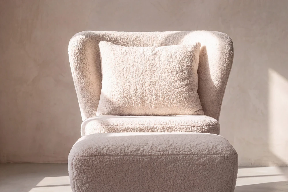 Sofa Venture Design Fotelis Ryxö su pakoja, baltas poliesteris-buklė, rudos medinės kojos