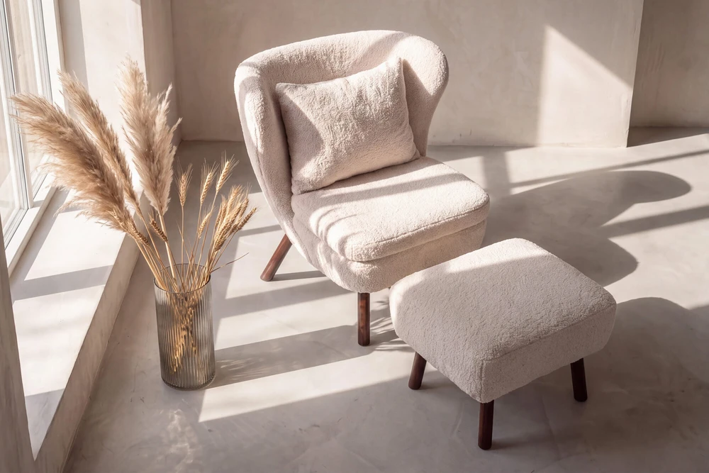 Sofa Venture Design Fotelis Ryxö su pakoja, baltas poliesteris-buklė, rudos medinės kojos