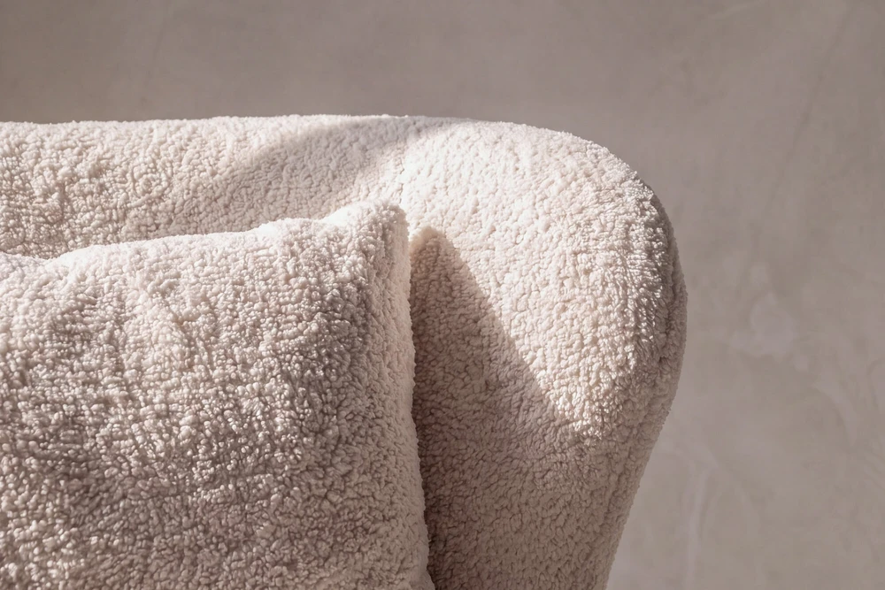Sofa Venture Design Fotelis Ryxö su pakoja, baltas poliesteris-buklė, rudos medinės kojos