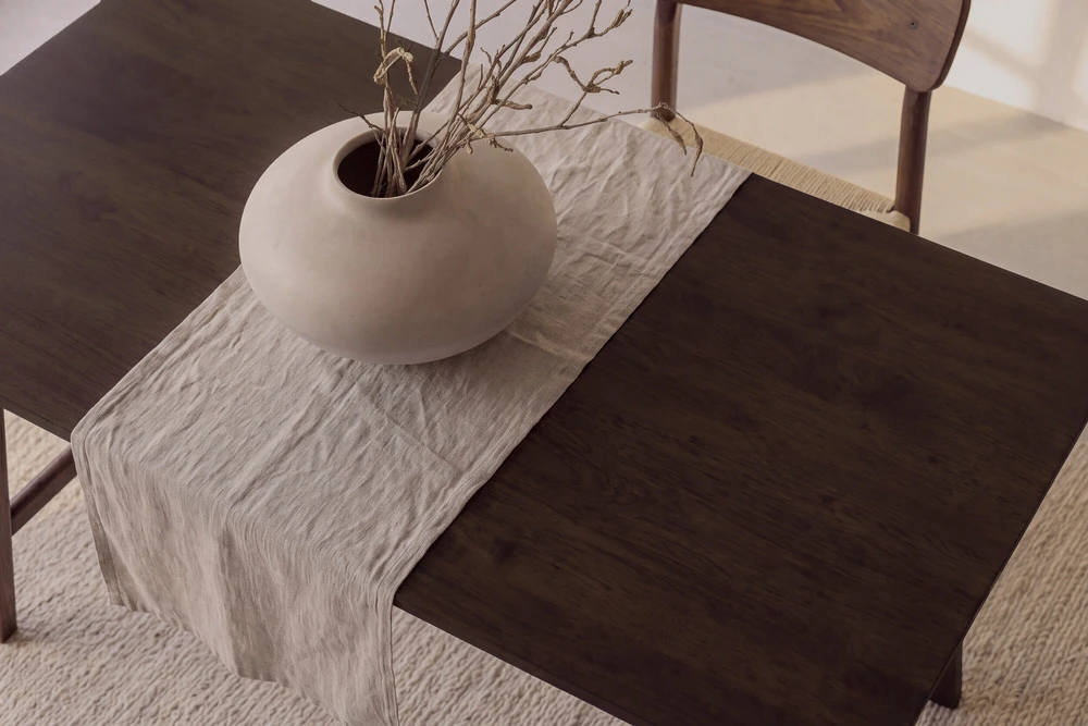Venture Design Valgomasis stalas, Kopenhaga, ⌀140 cm, Juodas / Kėdė, Limhamn, 54x76x61 cm, Aukso velvetas