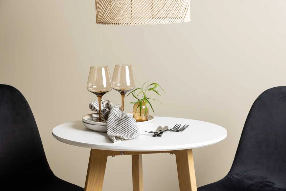 Venture Design Valgomojo stalo ir kėdžių komplektas Leonora valgomojo stalas ir Polar valgomojo kėdė 65 cm balta juoda ąžuolo imitacija aksomas