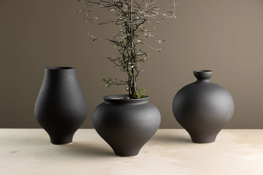 Venture Design Vaza, stovas, ø18 cm, juoda