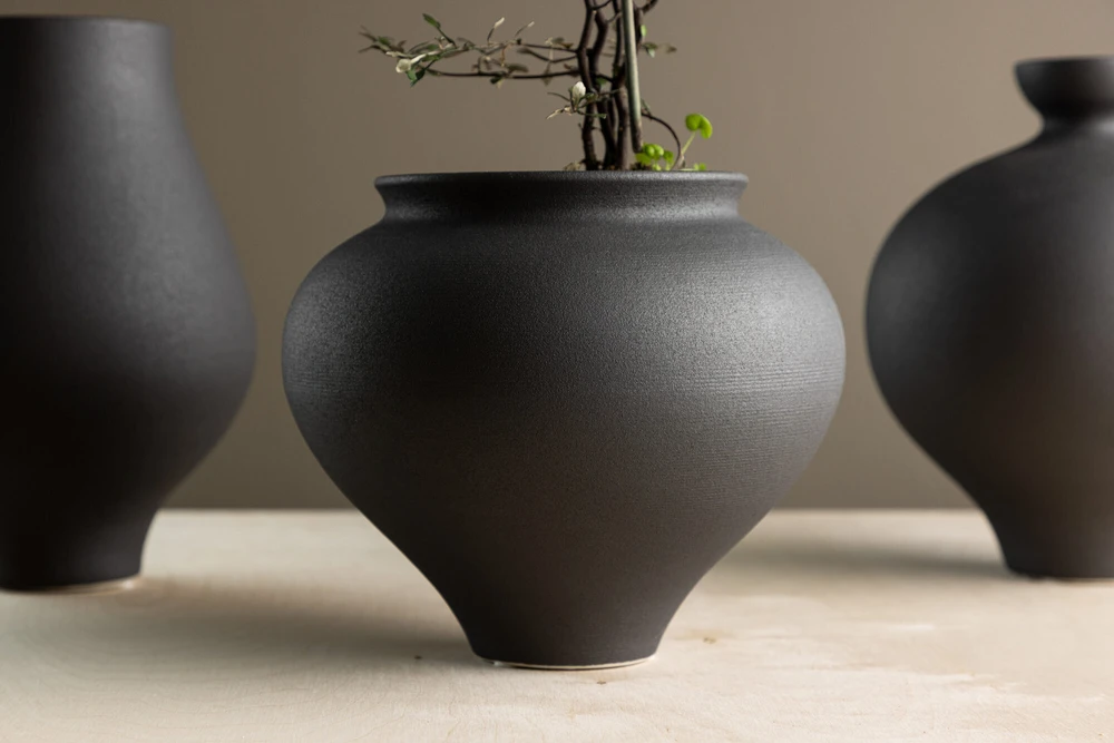 Venture Design Vaza, stovas, ø18 cm, juoda