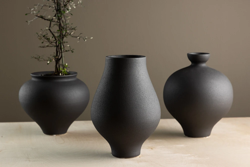 Venture Design Vaza Rellis, 14x10x24 cm, juoda