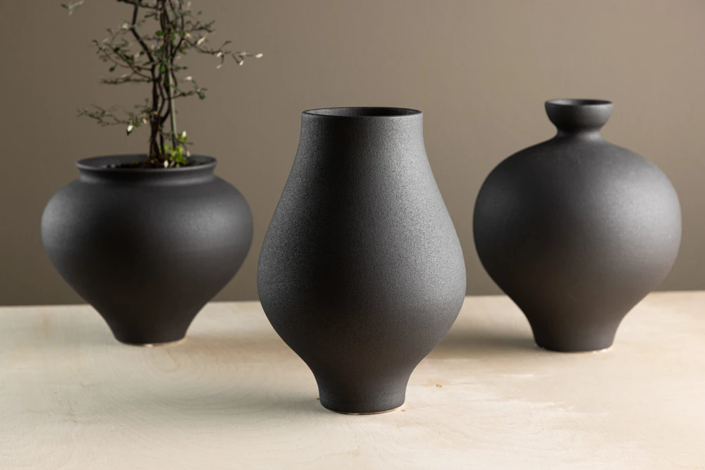 Venture Design Vaza Rellis, 14x10x24 cm, juoda