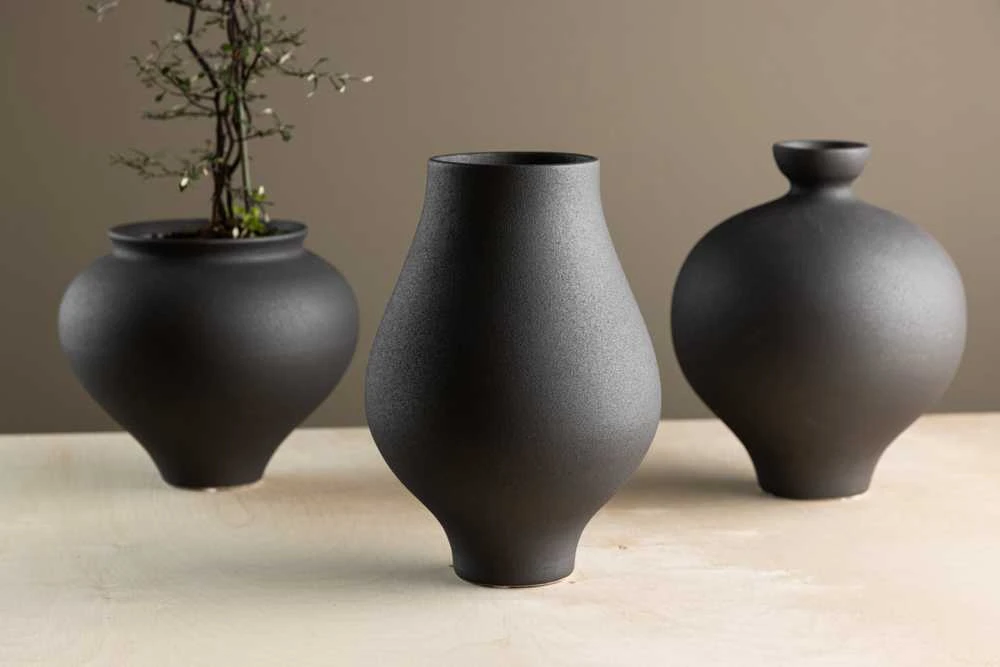 Venture Design Vaza, stovas, juoda