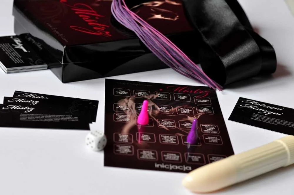 Enjoylei V Play Whip, antrankiai, vibratorius ir erotinių žaidimų meistras