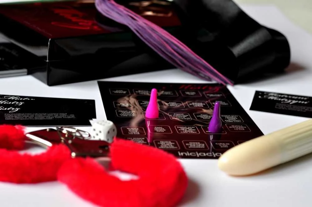 Enjoylei V Play Whip, antrankiai, vibratorius ir erotinių žaidimų meistras