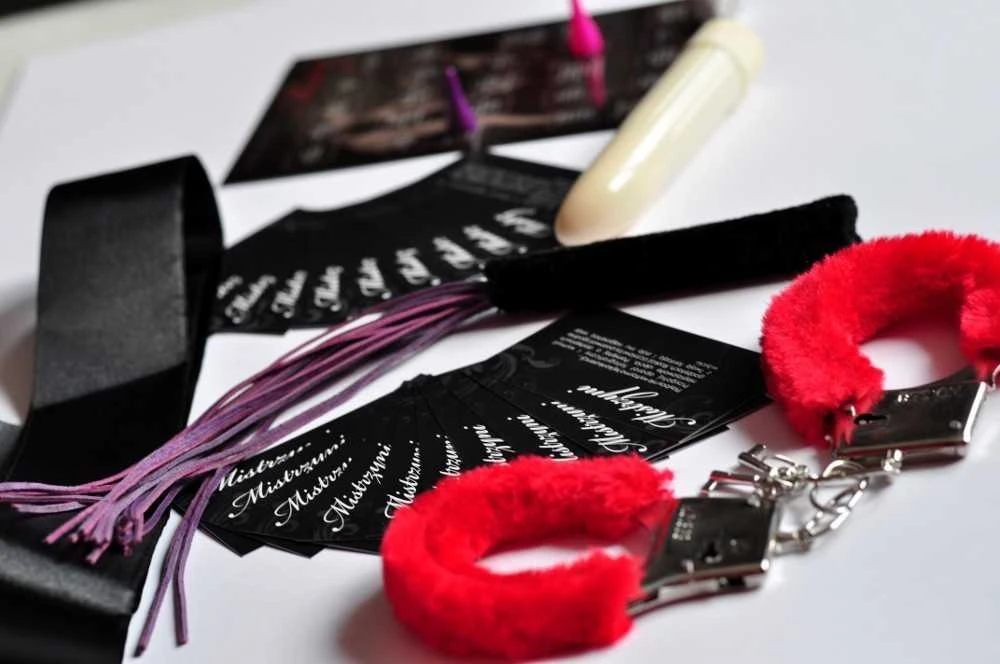 Enjoylei V Play Whip, antrankiai, vibratorius ir erotinių žaidimų meistras