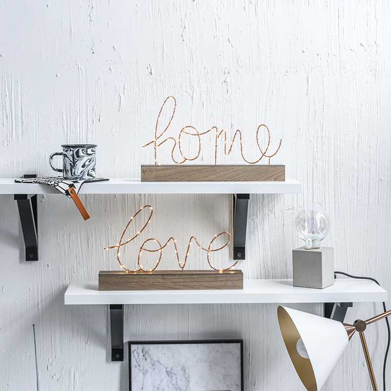 "LOVE" stovima dekoracija su LED apšvietimu