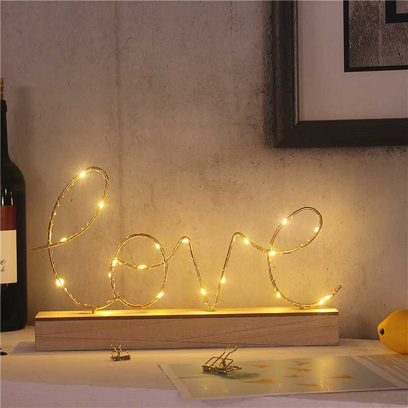 "LOVE" stovima dekoracija su LED apšvietimu