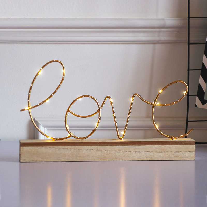 "LOVE" stovima dekoracija su LED apšvietimu