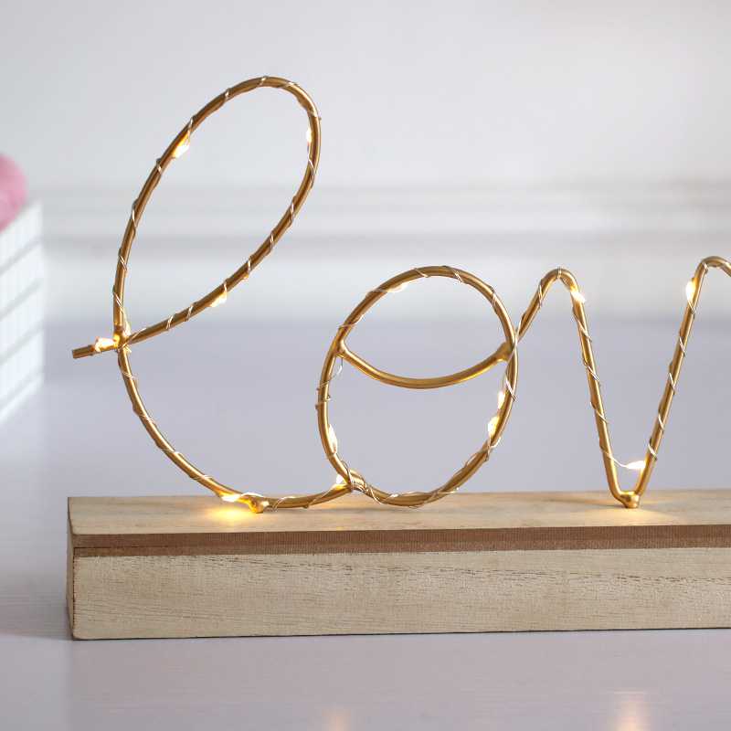 "LOVE" stovima dekoracija su LED apšvietimu