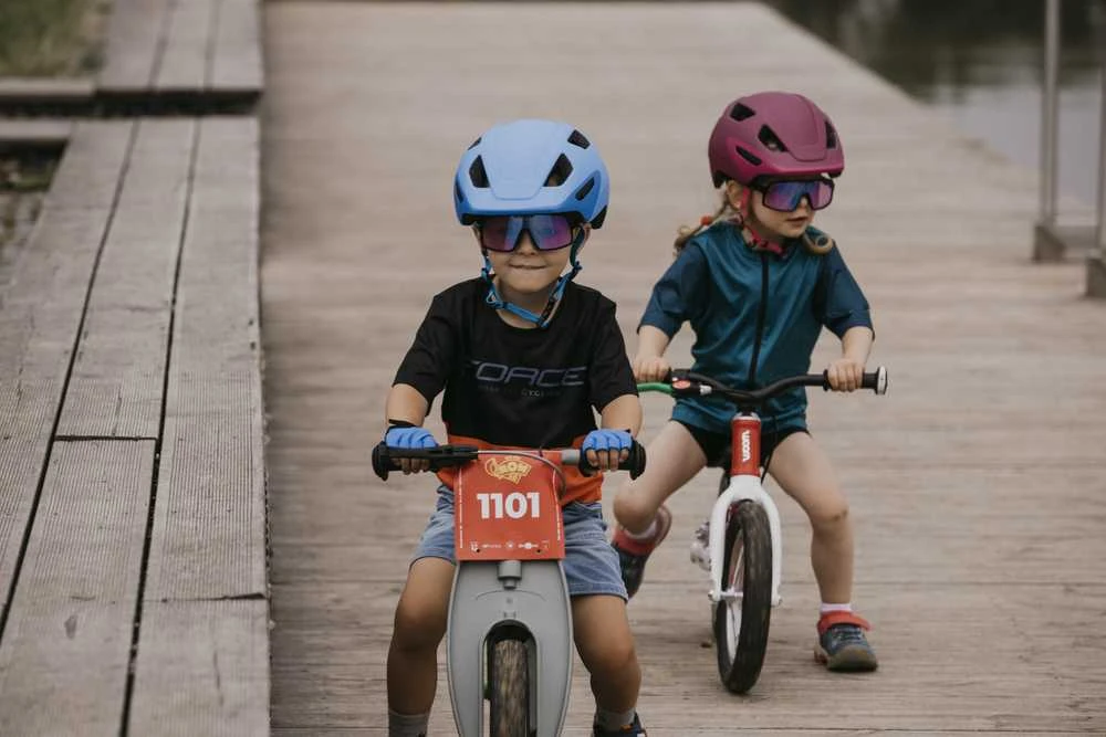 Vaikiški sportiniai akiniai Force Vibe Junior, juodi su rausvais lęšiais