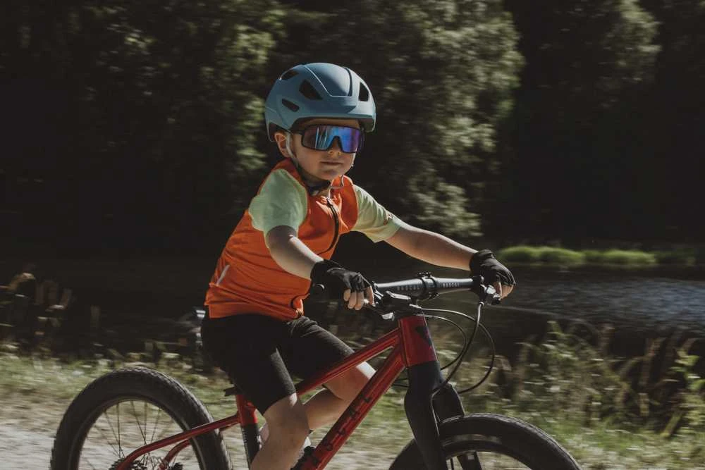 Vaikiški sportiniai akiniai Force Vibe Junior, juodi su rausvais lęšiais