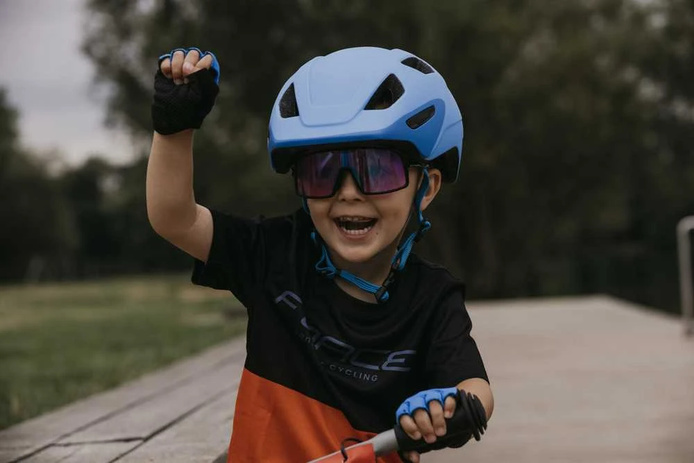 Vaikiški sportiniai akiniai Force Vibe Junior, juodi su rausvais lęšiais