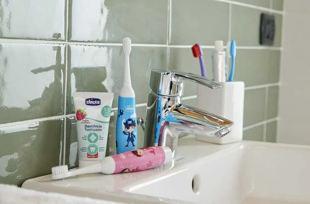 CHICCO braškių skonio dantų pasta su fluoru, 12M+