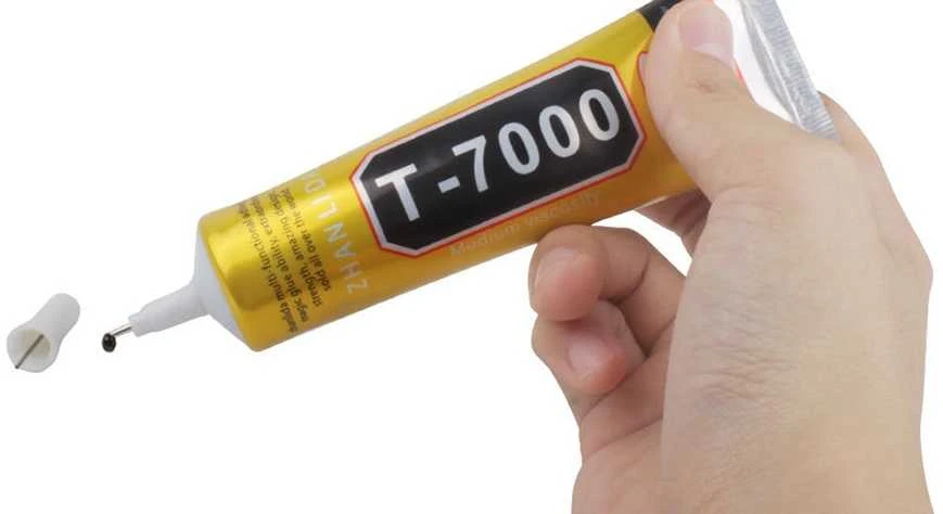 Zhanlida T-7000 klijų tūbelė rankoje