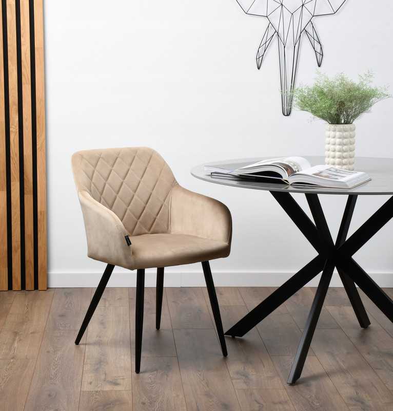 Exito Design Modernus smėlio spalvos veliūrinis krėslas Milton su juodomis metalinėmis kojomis