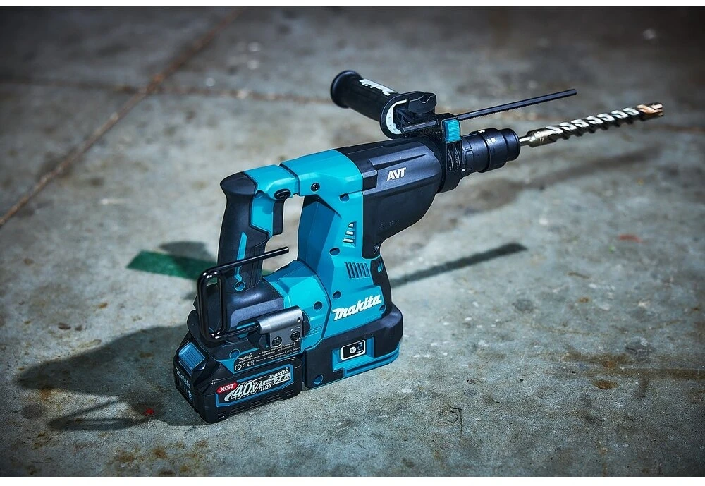 Makita HR002GM202 Perforatorius XGT, 2,9 J, 28mm; 4,1kg, bešepetėlinis variklis, greitojo keitimo griebtuvas, 2X4,0Ah, greitasis kroviklis; AFT; AWS su AWS lustu); AVT; Soft no load; XPT; MAKPAC lagaminas