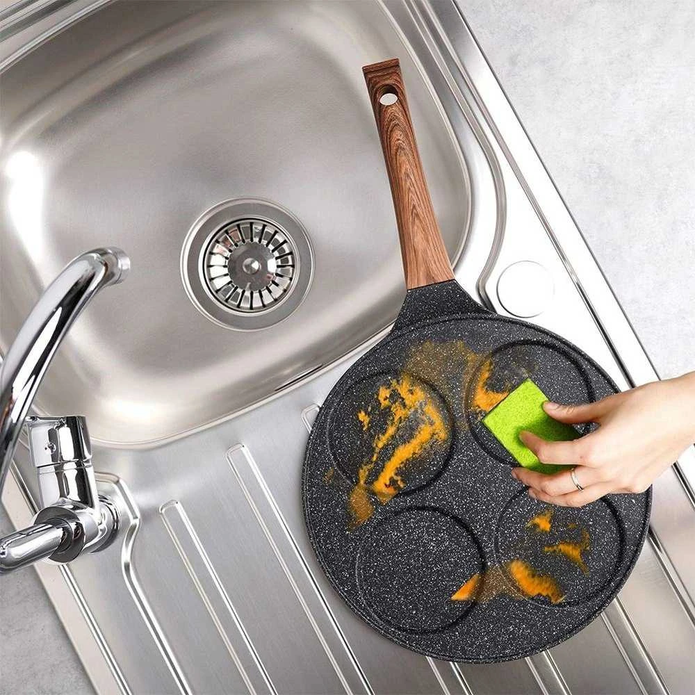 Granito kiaušinių keptuvė su 4 skylutėmis Juodas&WOOD 26 cm