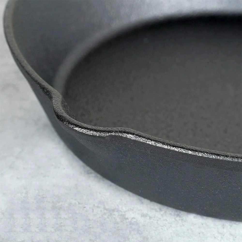 Ketaus keptuvė su silikoniniu dangteliu CAST LINE 30 cm