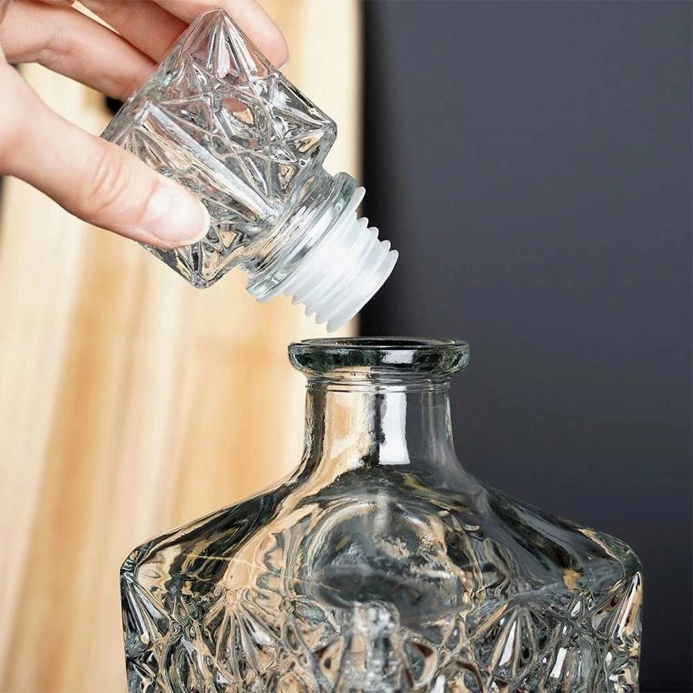 Stiklinis viskio grafinis 830 ml