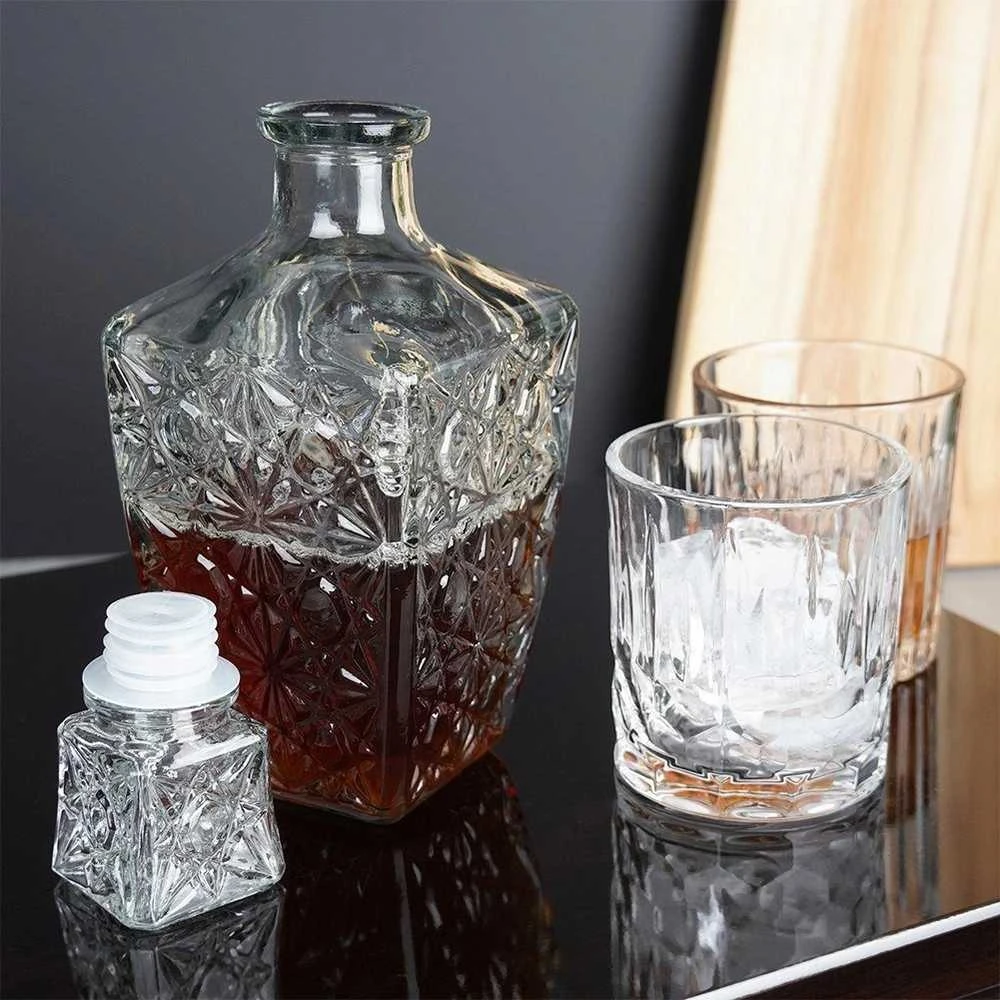 Stiklinis viskio grafinis 830 ml
