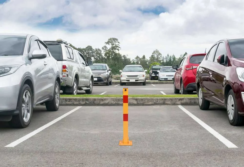 Sulankstomas parkavimo stulpas 60 cm su rakteliais