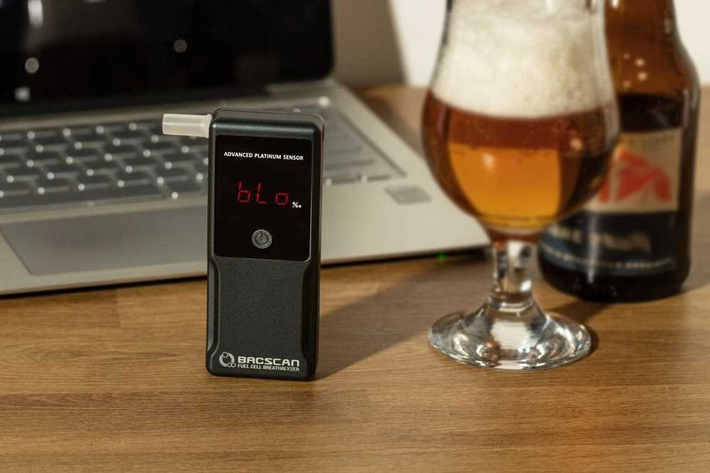 Alkotesteris Bacscan F-50 Ultra su įjungtu ekranu