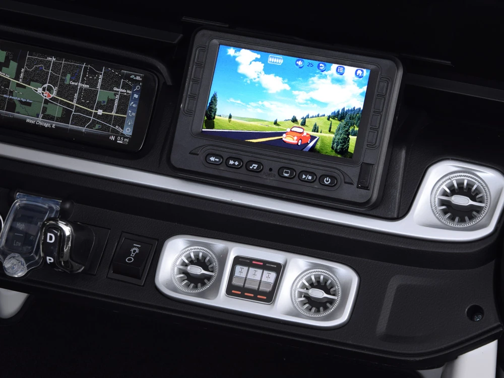 Jokomisiada Baterijomis varomas automobilis Mercedes G klasės 63 AMG 4x4 Panelinis radijas 2 asmenims PA0309
