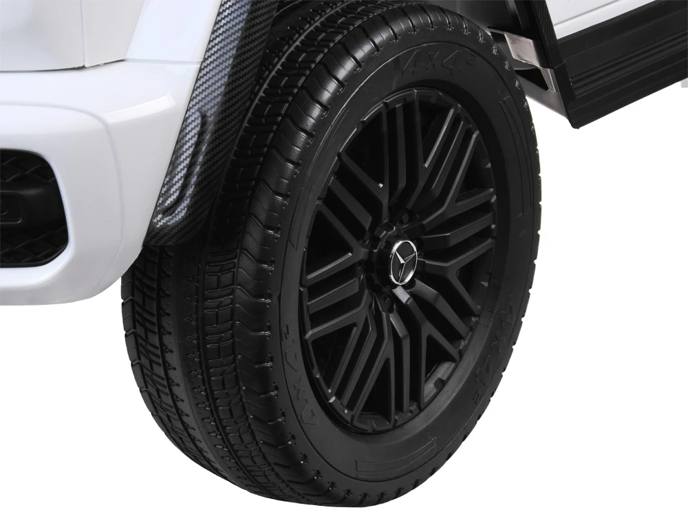 Jokomisiada Baterijomis varomas automobilis Mercedes G klasės 63 AMG 4x4 Panelinis radijas 2 asmenims PA0309