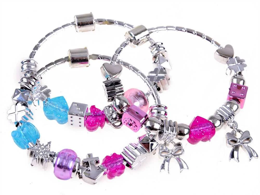 Jokomisiada Karoliukai daro apyrankes Charms