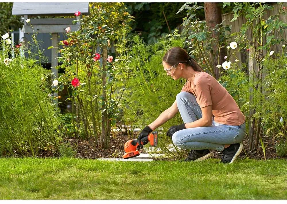 Black & Decker Juodas & Decker Gyvatvorių ir žolės žirklės Juodas & Decker BCSS18D1-QW; 18 V; 1x2,0 Ah akum.+ pakrovėjas